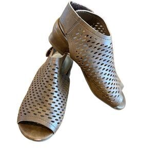 Sarah Jayne Girls Brown Faux Leather Strap Back Small Heel Sandal Shoes Size 8